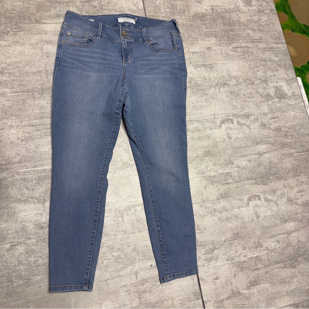 Torrid Skinny Jeans Size 16R Light Wash Stretch Jegging Mid Rise Denim Womens - Picture 2 of 11